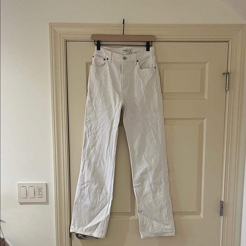 Abercrombie & Fitch Off-White Relaxed Jeans